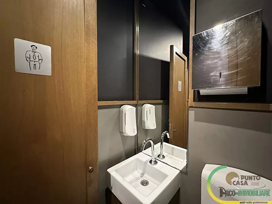 Immagine 7 di Locale commerciale in vendita  in via dello spasimo a Palermo