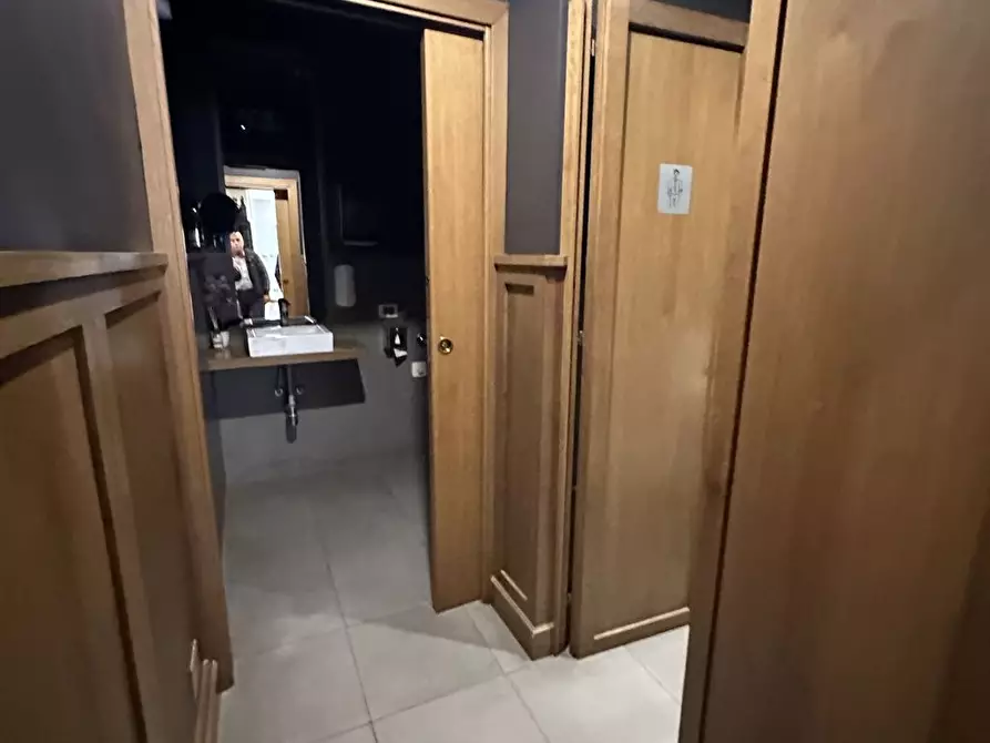 Immagine 8 di Locale commerciale in vendita  in via dello spasimo a Palermo