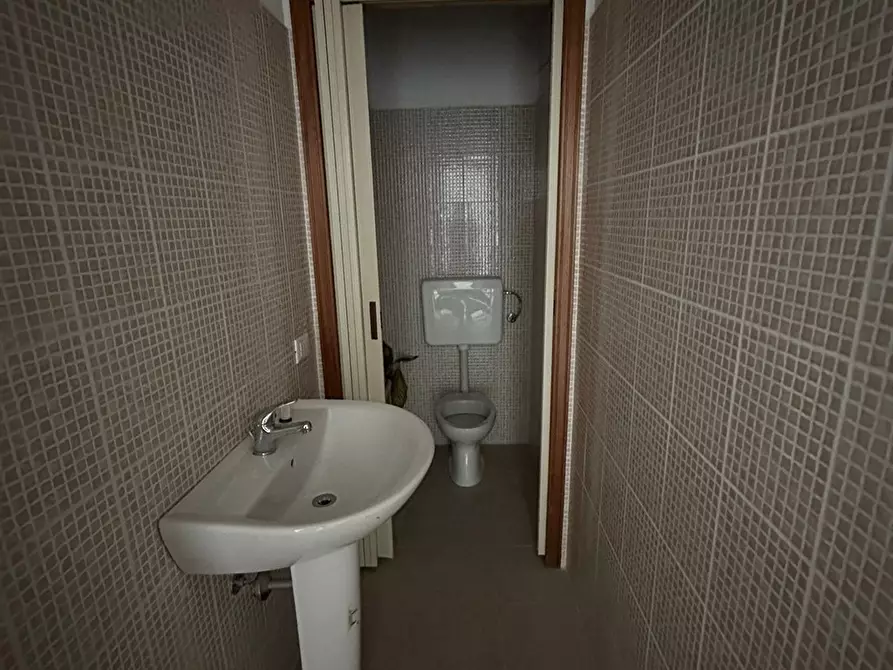 Immagine 4 di Negozio in affitto  in Piazza Calogero Troia a Capaci