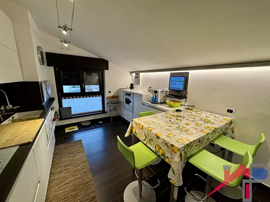 Immagine 2 di Appartamento in vendita  a Caprino Bergamasco