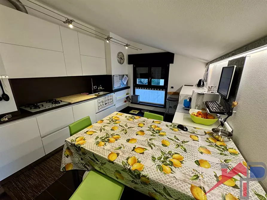 Immagine 1 di Appartamento in vendita  a Caprino Bergamasco