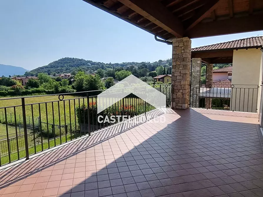 Immagine 2 di Villa in vendita  in via gazzolo a Manerba Del Garda