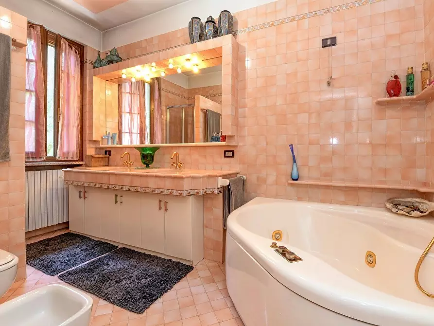 Immagine 5 di Villa in vendita  in via san Martino della battaglia 169 a Sirmione