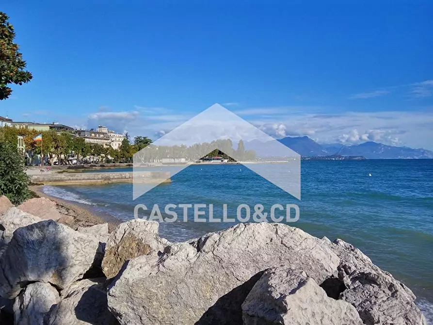 Immagine 1 di Appartamento in vendita  in via Rimembranze a Desenzano Del Garda