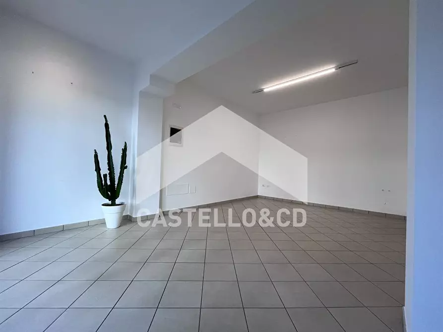 Immagine 2 di Negozio in affitto  in VIA RAMBOTTI 18 a Desenzano Del Garda