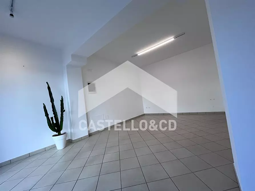 Immagine 1 di Negozio in affitto  in VIA RAMBOTTI 18 a Desenzano Del Garda