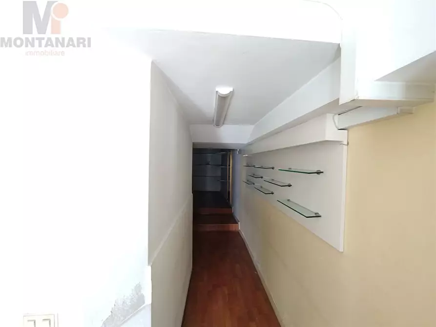 Immagine 1 di Negozio in affitto  in Via Giuseppe Piermarini 26 a Foligno