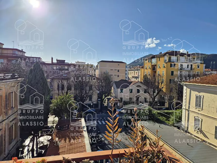 Immagine 1 di Appartamento in vendita  in Via Vittorio Veneto a Albenga