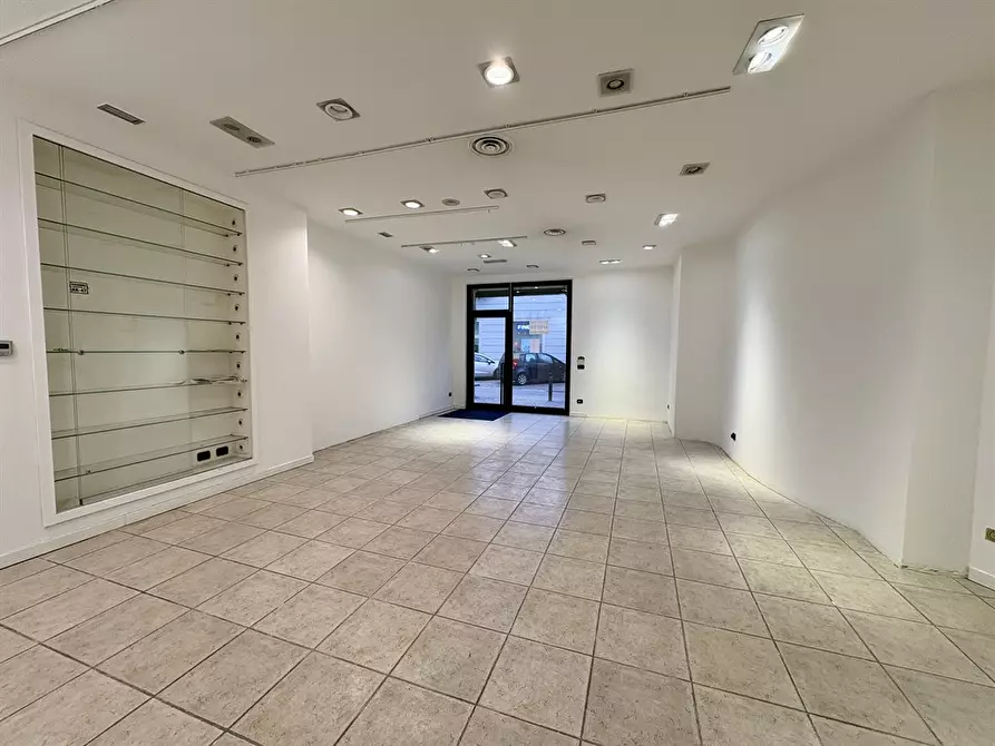 Immagine 5 di Negozio in affitto  in via azzone visconti a Lecco