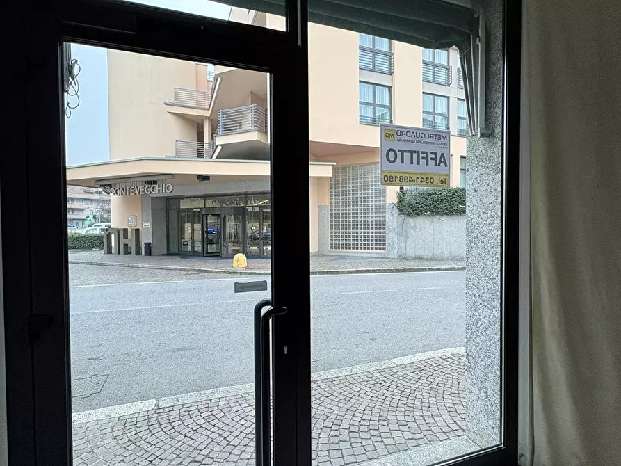 Immagine 7 di Negozio in affitto  in via azzone visconti a Lecco