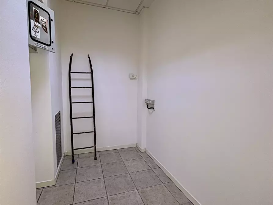 Immagine 1 di Negozio in affitto  in via azzone visconti a Lecco