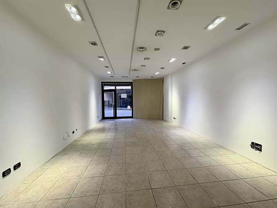 Immagine 4 di Negozio in affitto  in via azzone visconti a Lecco