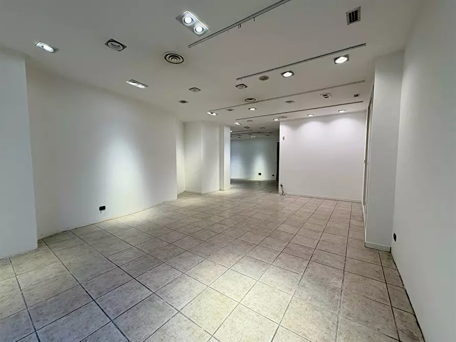 Immagine 6 di Negozio in affitto  in via azzone visconti a Lecco