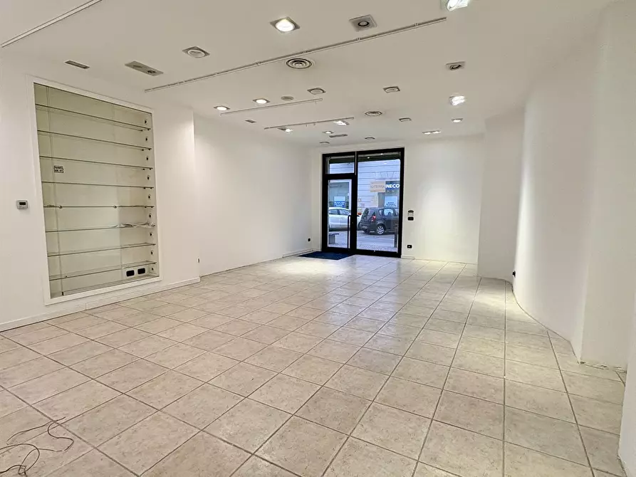 Immagine 3 di Negozio in affitto  in via azzone visconti a Lecco