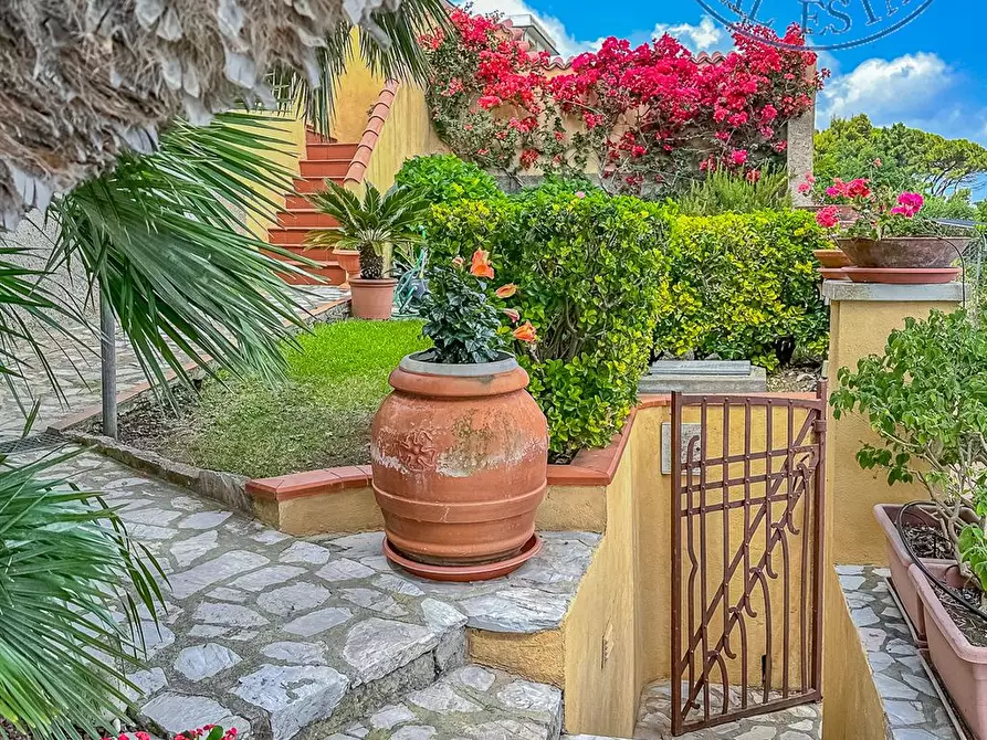 Immagine 9 di Villa in vendita  in VIALE ALCIDE DE GASPERI 11 a Portoferraio