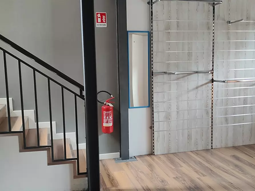 Immagine 2 di Negozio in vendita  in europa 2 a San Vittore Olona