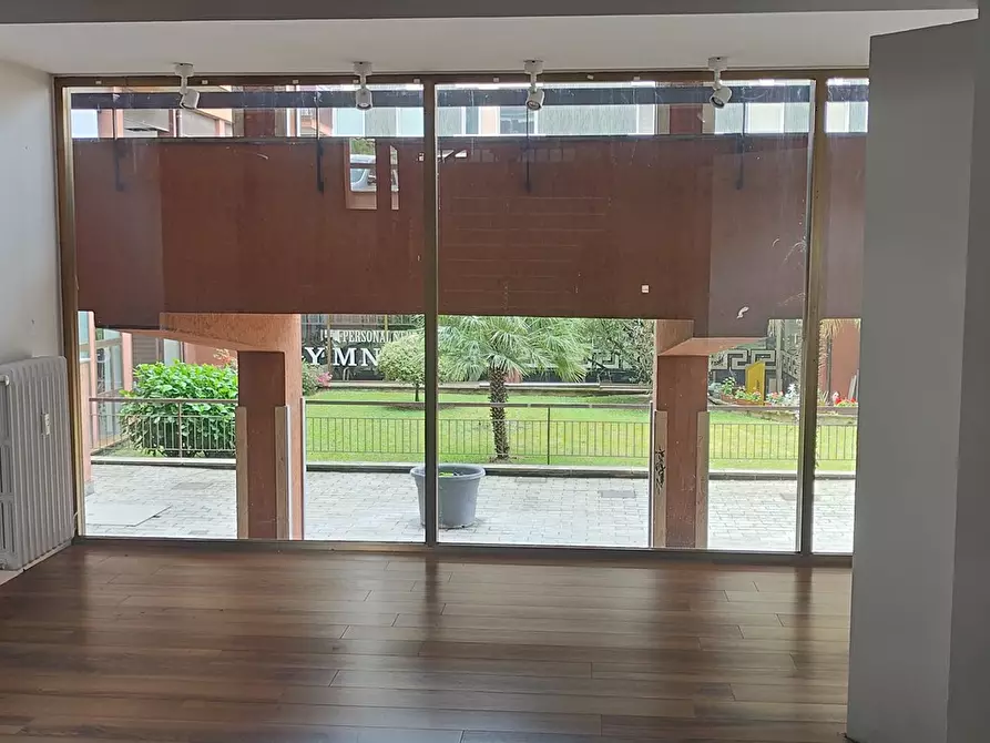 Immagine 5 di Negozio in vendita  in europa 2 a San Vittore Olona