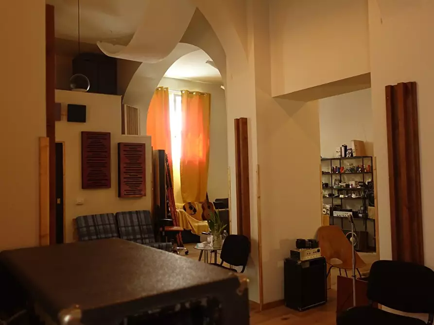 Immagine 9 di Locale commerciale in vendita  a Livorno