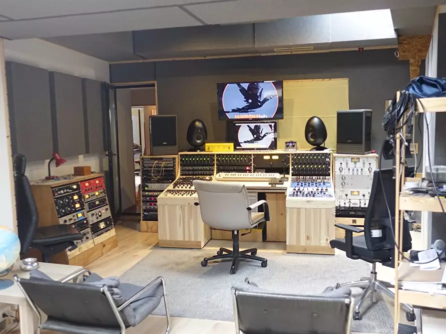 Immagine 3 di Locale commerciale in vendita  a Livorno