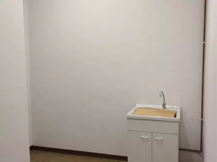 Immagine 4 di Negozio in affitto  a Mantova