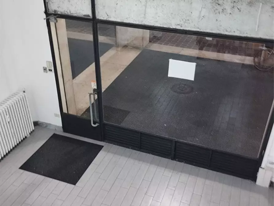 Immagine 1 di Negozio in affitto  a Mantova