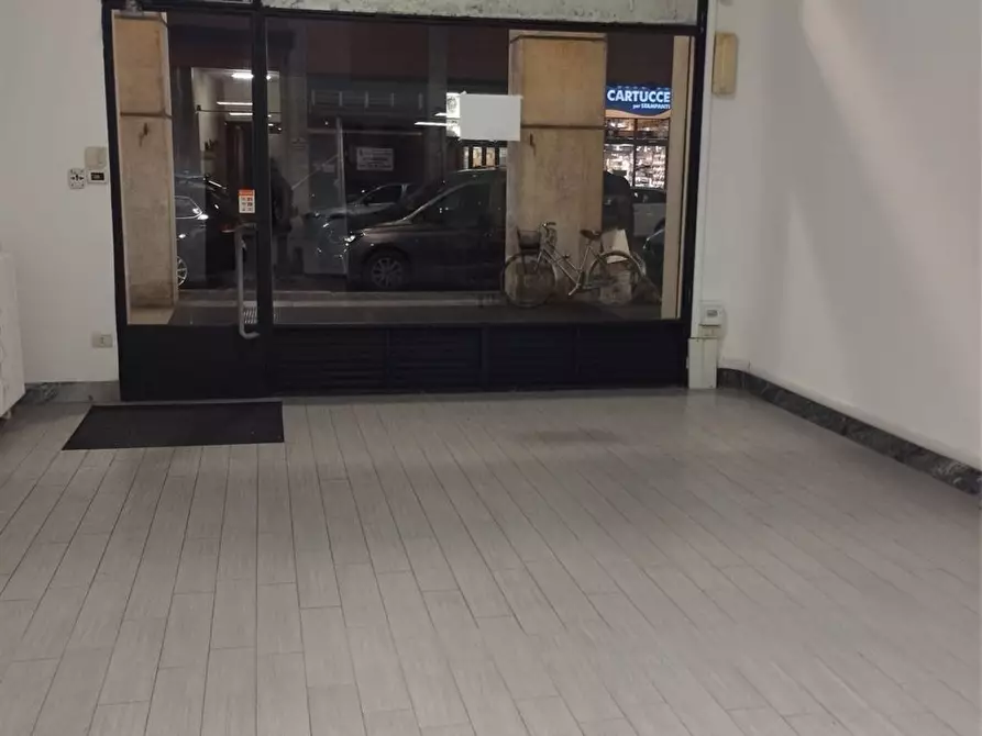 Immagine 2 di Negozio in affitto  a Mantova