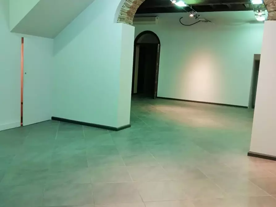 Immagine 5 di Negozio in affitto  a Mantova