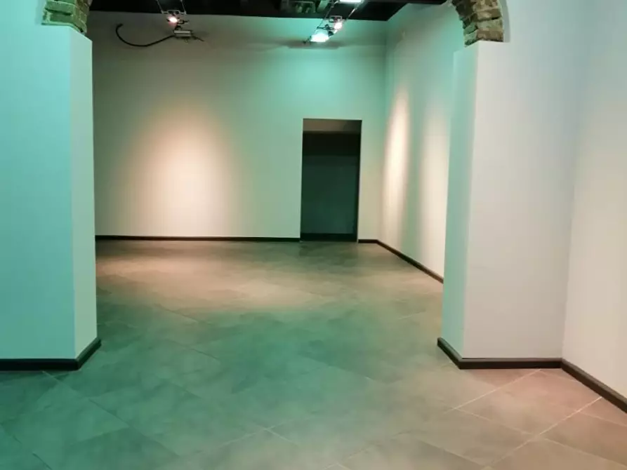 Immagine 2 di Negozio in affitto  a Mantova
