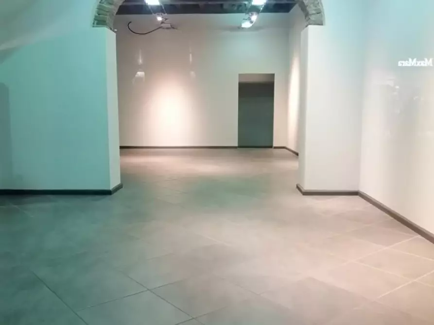 Immagine 4 di Negozio in affitto  a Mantova