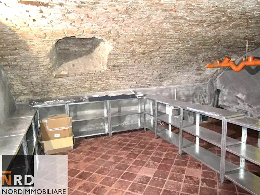 Immagine 6 di Negozio in affitto  a Mantova