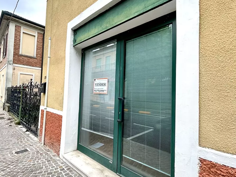 Immagine 9 di Negozio in vendita  in via Rossi 31/33 a Castelbelforte