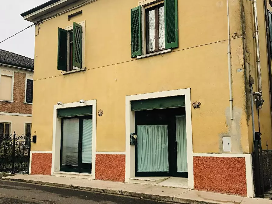 Immagine 5 di Negozio in vendita  in via Rossi 31/33 a Castelbelforte