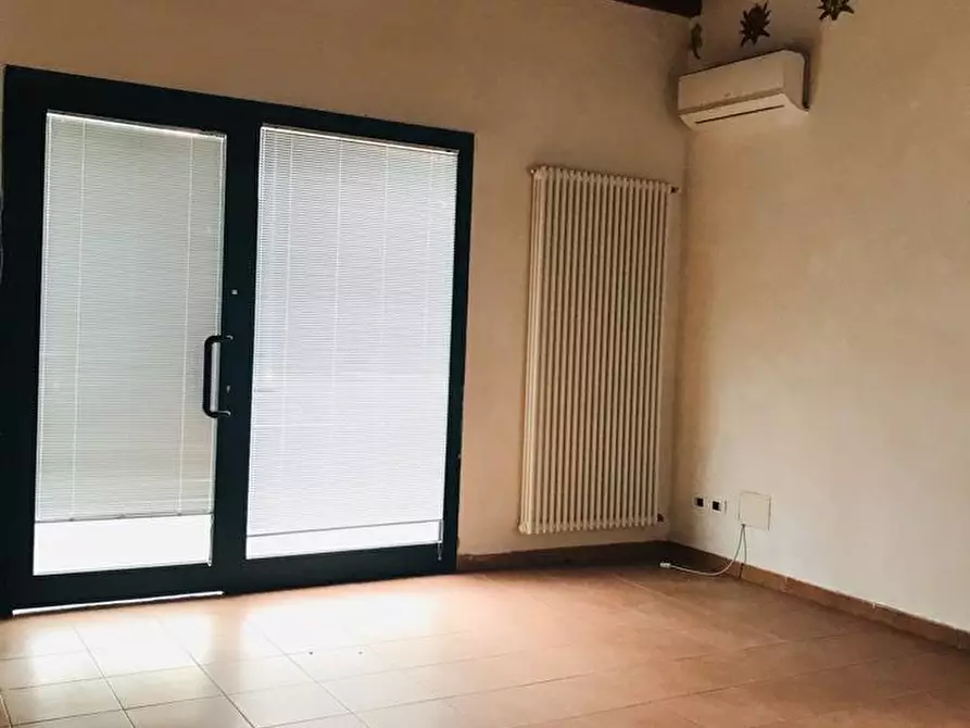 Immagine 2 di Negozio in vendita  in via Rossi 31/33 a Castelbelforte