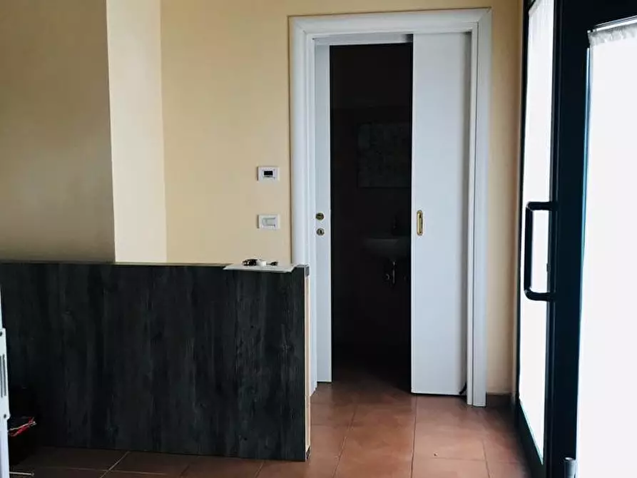 Immagine 3 di Negozio in vendita  in via Rossi 31/33 a Castelbelforte