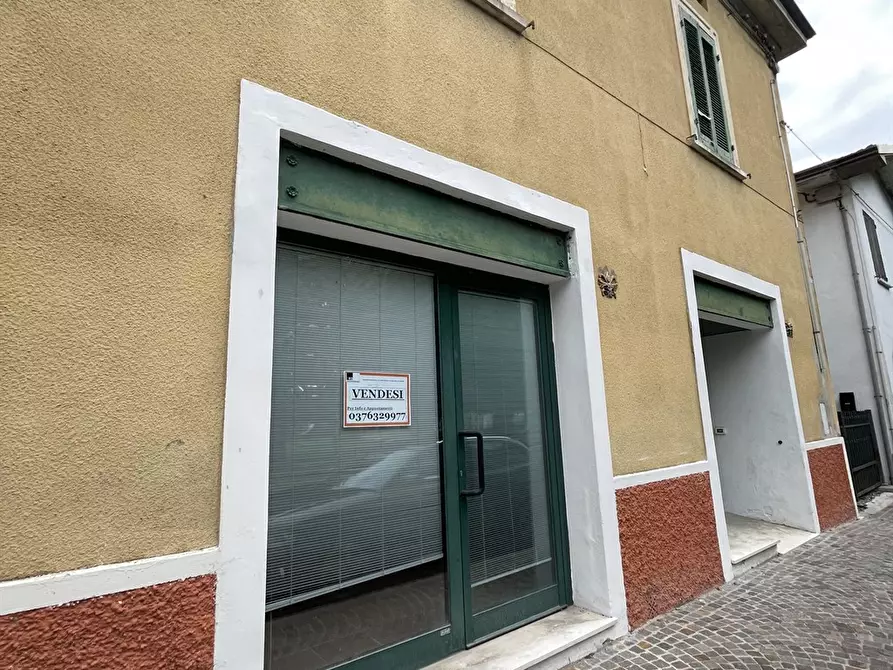 Immagine 8 di Negozio in vendita  in via Rossi 31/33 a Castelbelforte