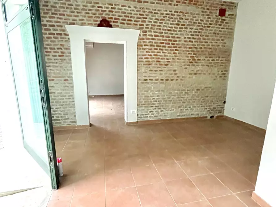 Immagine 7 di Negozio in vendita  in via Rossi 31/33 a Castelbelforte