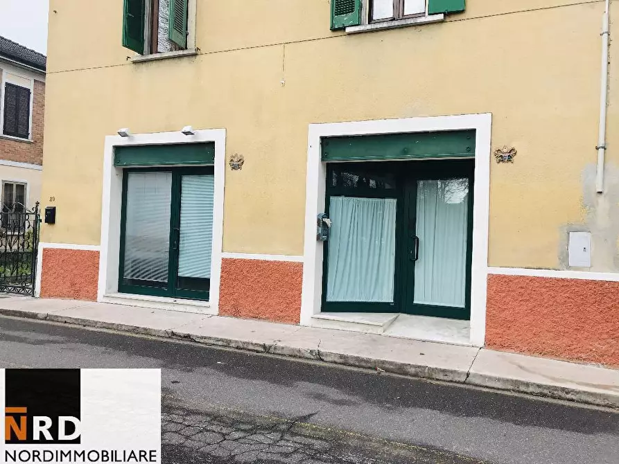 Immagine 6 di Negozio in vendita  in via Rossi 31/33 a Castelbelforte