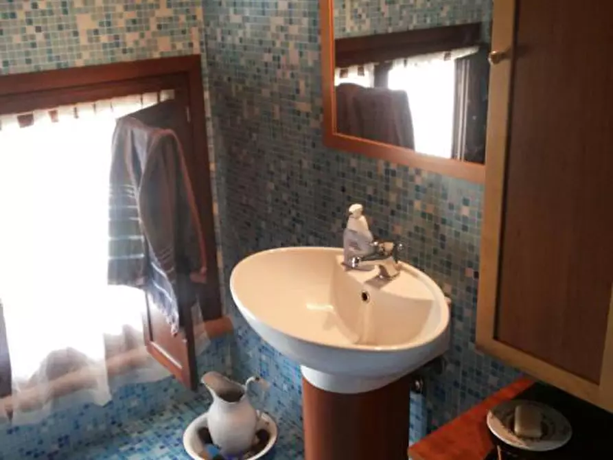 Immagine 5 di Villa in vendita  a Mantova