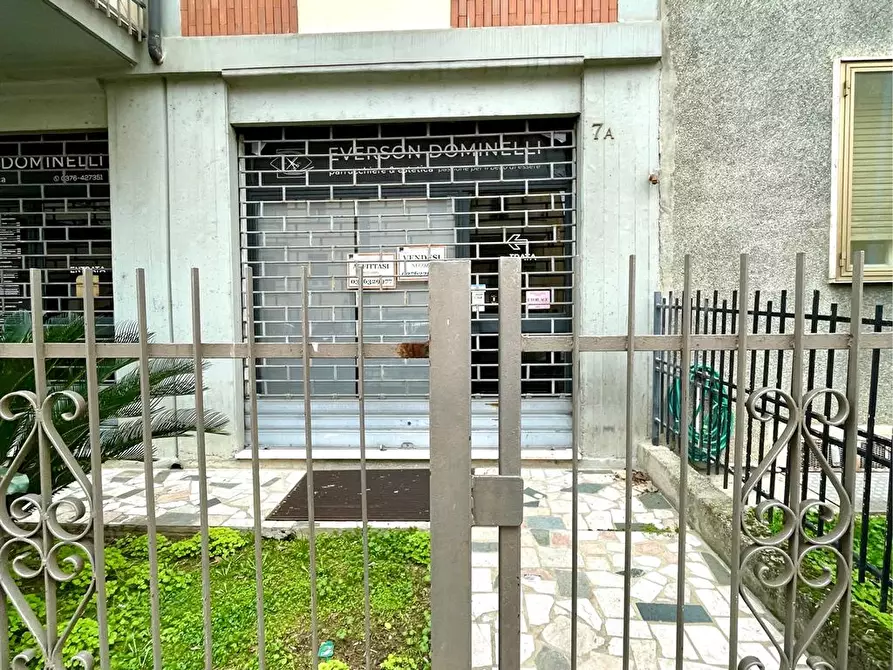 Immagine 9 di Negozio in vendita  in Felice Campi 9 a Mantova