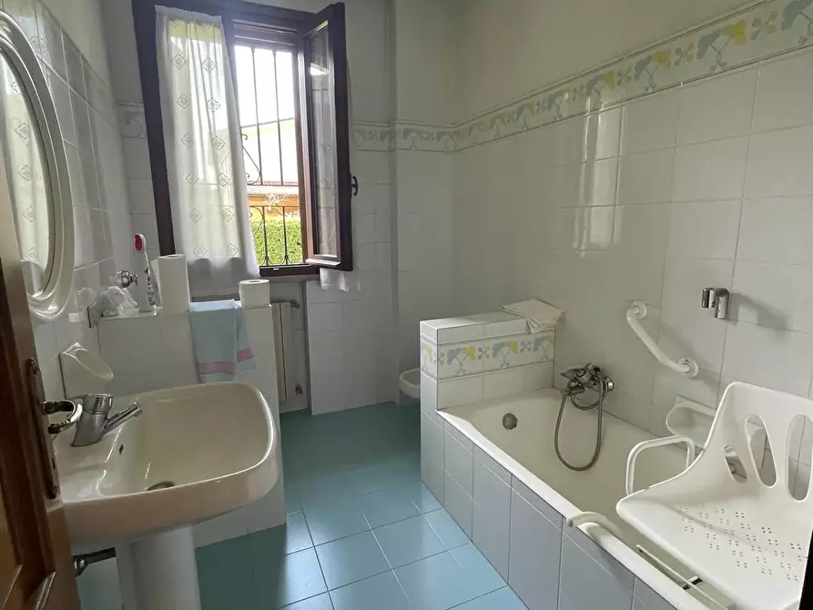 Immagine 4 di Villa in vendita  in Petrarca 27 a Curtatone