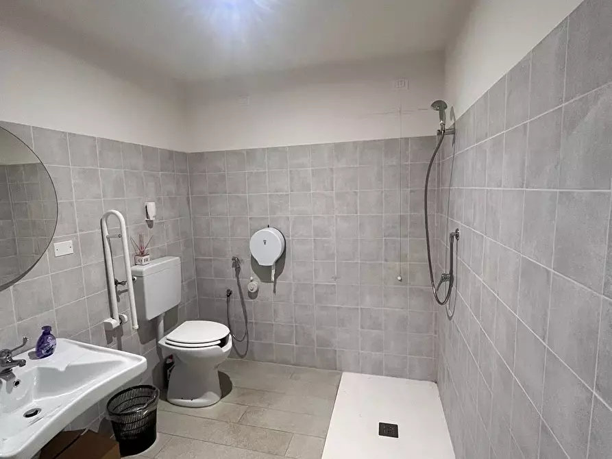 Immagine 2 di Negozio in affitto  a Mantova