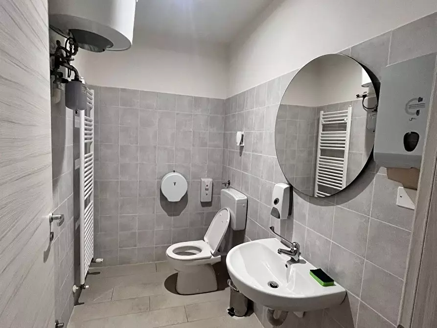 Immagine 1 di Negozio in affitto  a Mantova