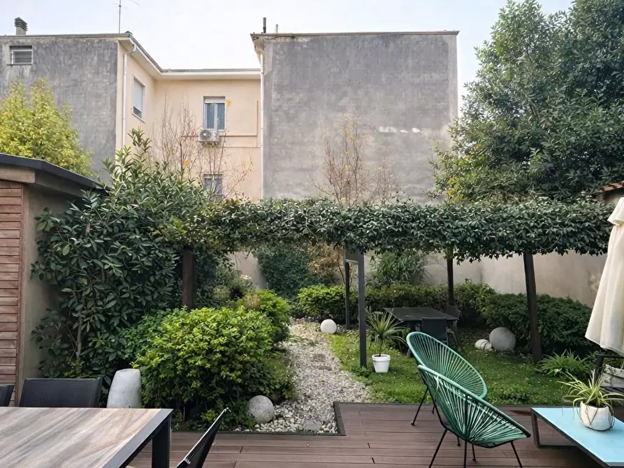 Immagine 7 di Negozio in affitto  a Mantova