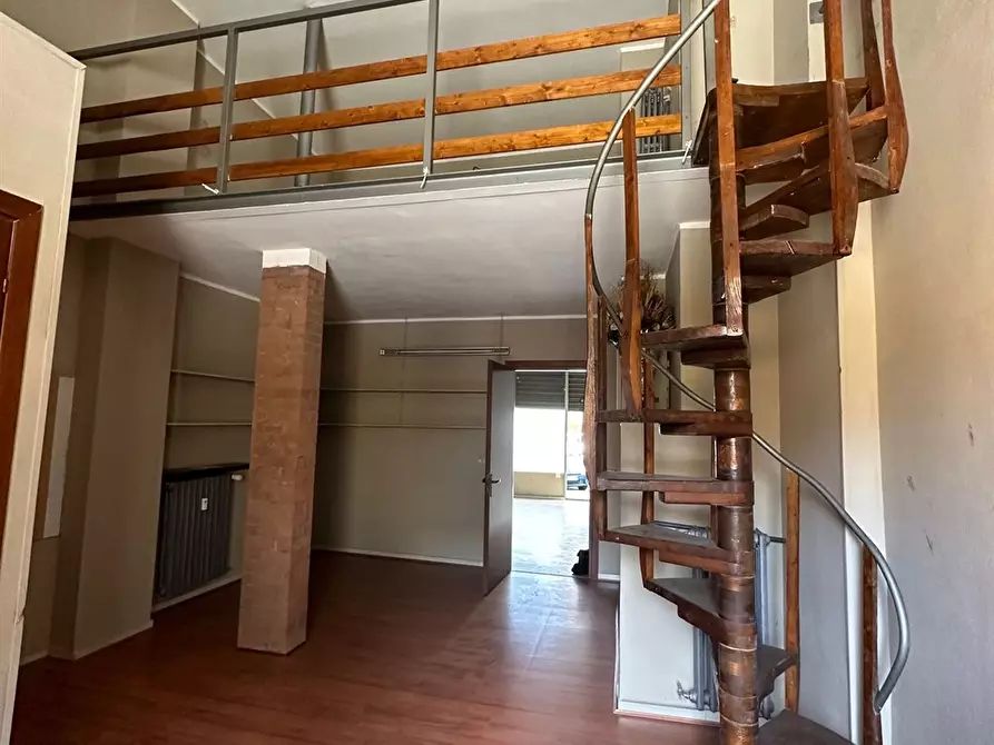 Immagine 3 di Negozio in vendita  in Via Duino a Torino