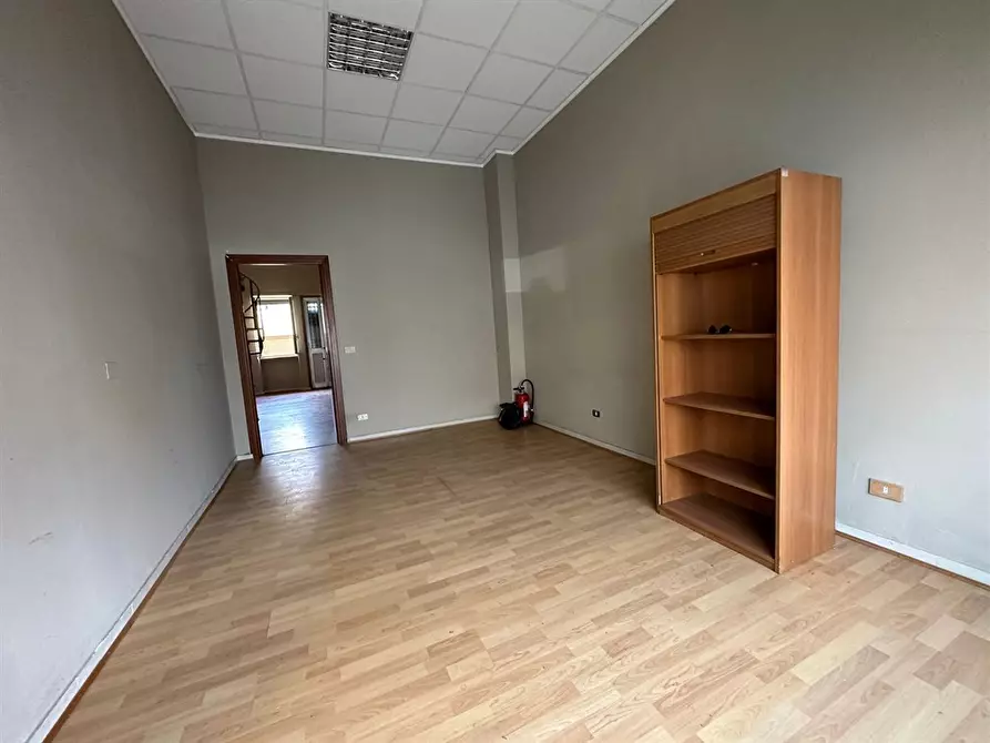 Immagine 9 di Negozio in vendita  in Via Duino a Torino