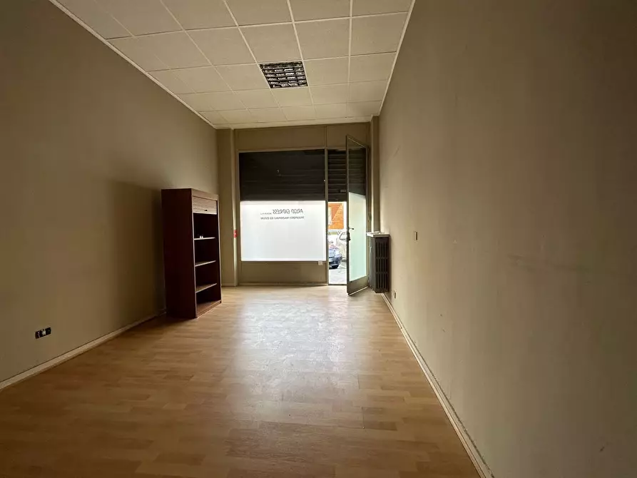 Immagine 2 di Negozio in vendita  in Via Duino a Torino