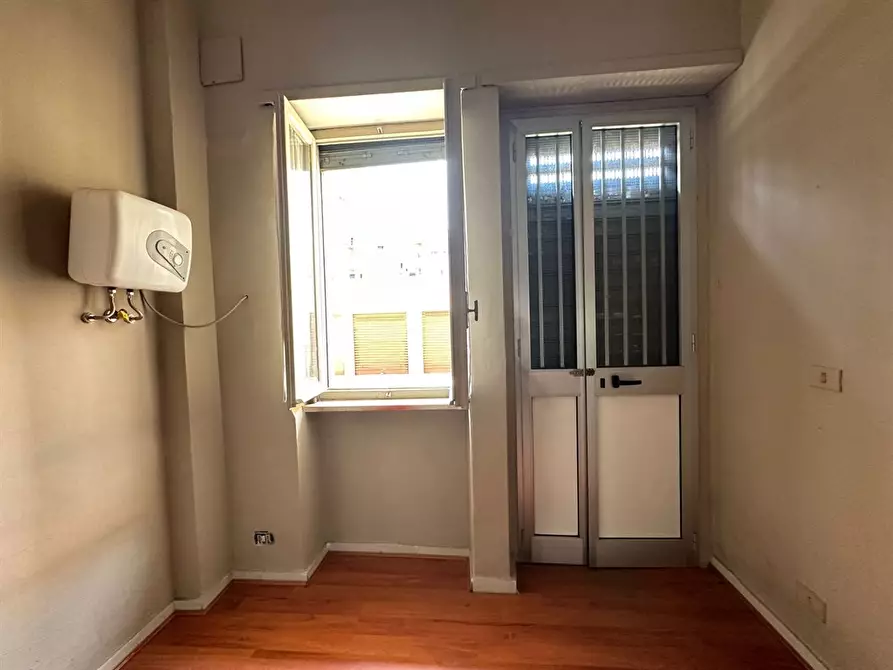 Immagine 1 di Negozio in vendita  in Via Duino a Torino