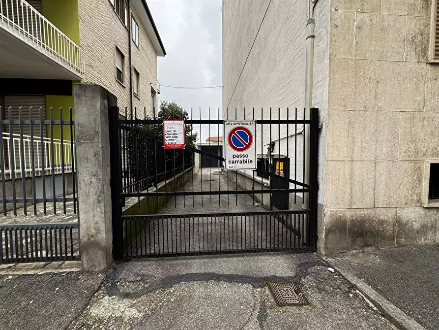 Immagine 1 di Box auto in vendita  a Moncalieri