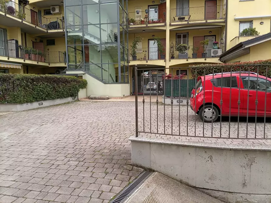 Immagine 4 di Negozio in vendita  a Seveso