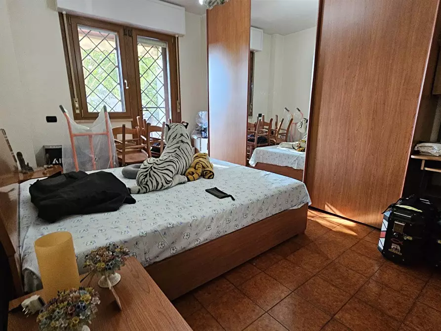 Immagine 5 di Appartamento in vendita  in Via Fiastra a Roma